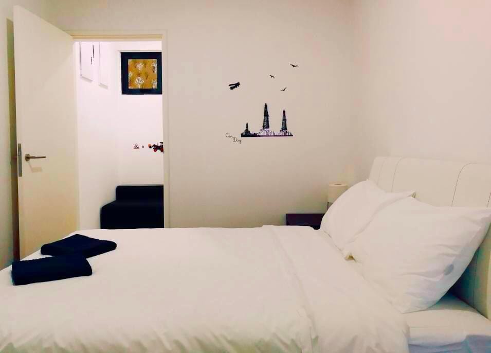Luxury Sunrise Seaview 3BR Condo for 8pax Apartment in George Town