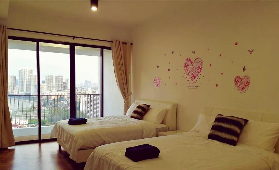 Luxury Sunrise Seaview 3BR Condo for 8pax Apartment in George Town