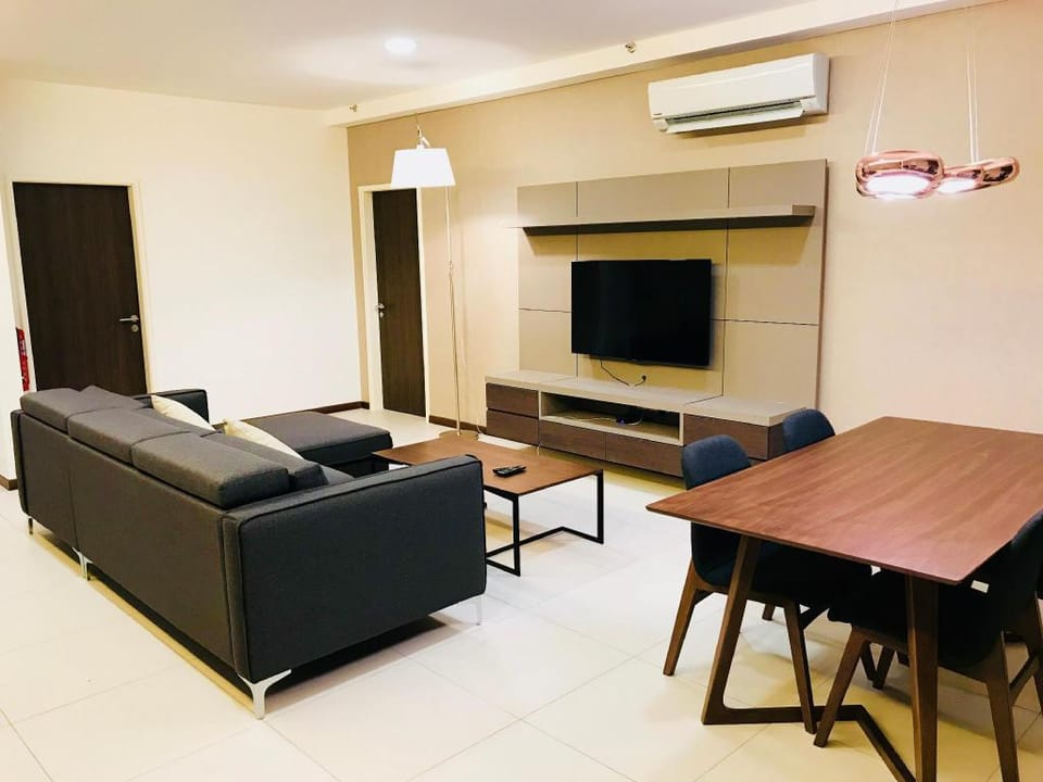 Sunrise Seaview 2BR w/  Balcony & High Speed Wifi  Apartment in Tanjung Bungah