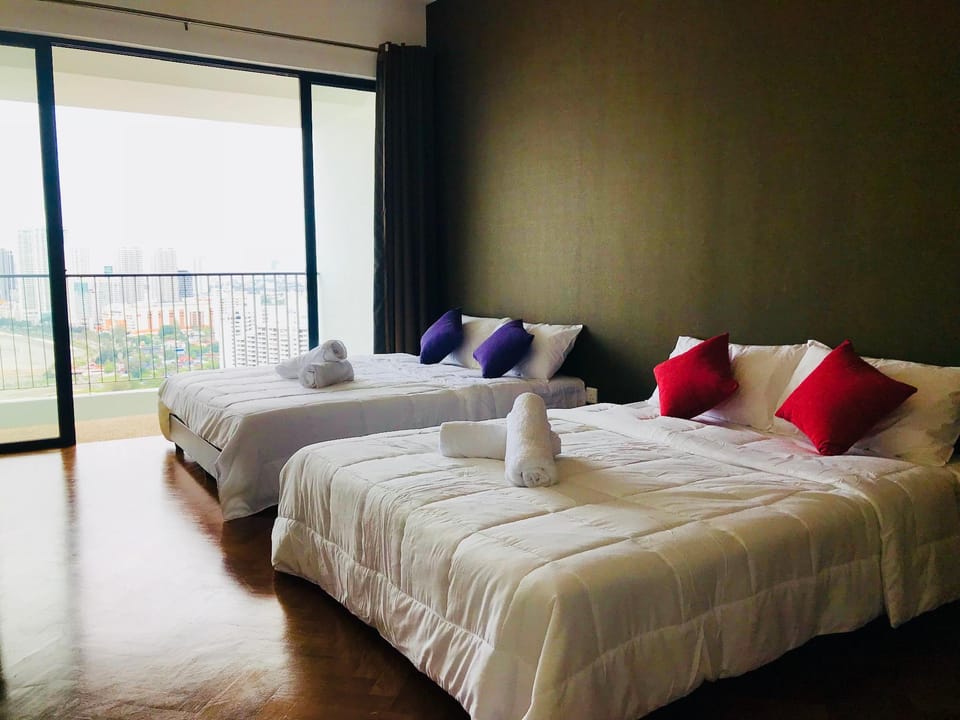 Sunrise Seaview 3BR Luxury Suites w/ Balcony Apartment in George Town