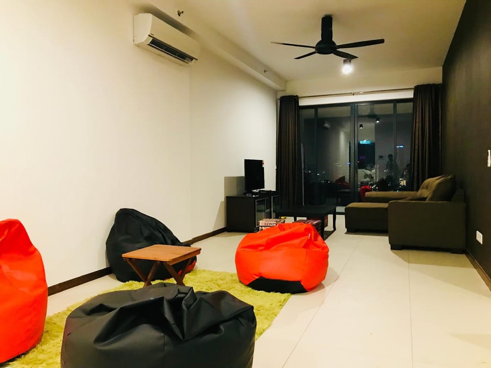 Sunrise Seaview 3BR Luxury Suites w/ Balcony Apartment in George Town