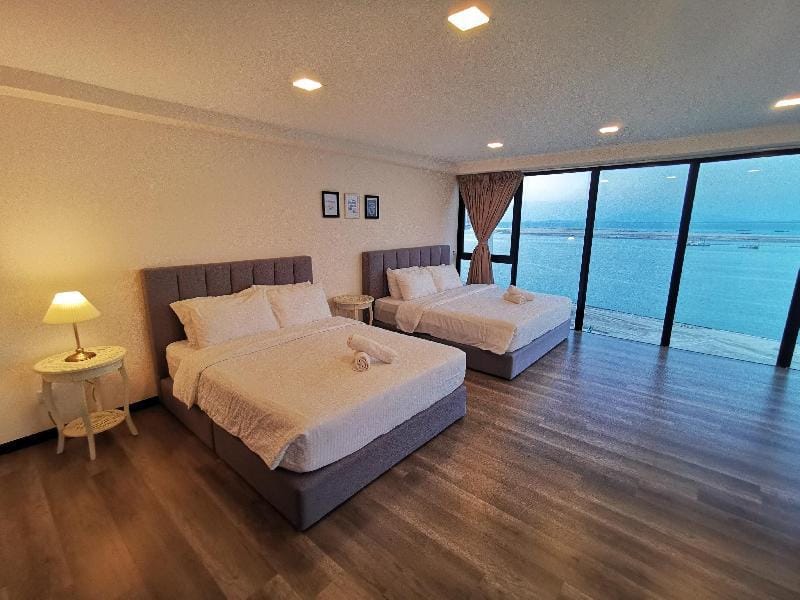 x180 Degree Seaview Suite @Sunrise Gurney Apartment in George Town