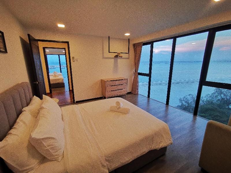 x180 Degree Seaview Suite @Sunrise Gurney Apartment in George Town