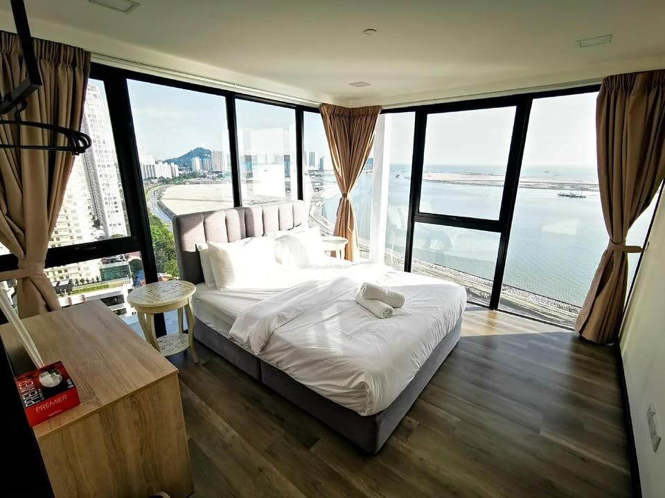 3BR Seafront Suite @ Sunrise Gurney Apartment in George Town