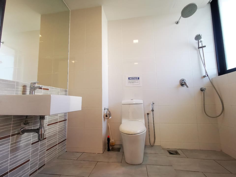 3BR Seafront Suite @ Sunrise Gurney Apartment in George Town