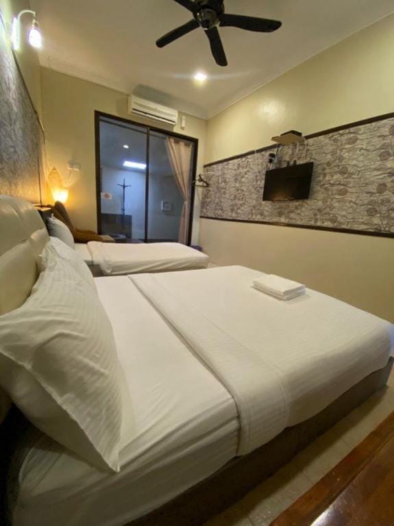 Ardour Lodge - Room B3 with Romantic Bathtub Vacation rental in Tanjung Bungah