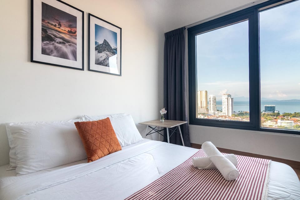 The Attic by ALV, 3BR Stunning Seaview Apartment in George Town
