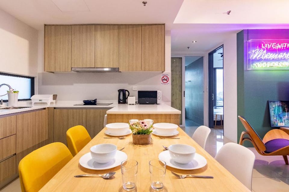 Memories by ALV, 3BR Luxury Seaview Apartment in George Town