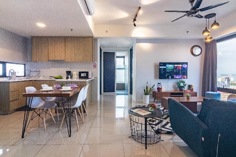 Blu by ALV, 3BR Komtar Seaview Apartment in George Town