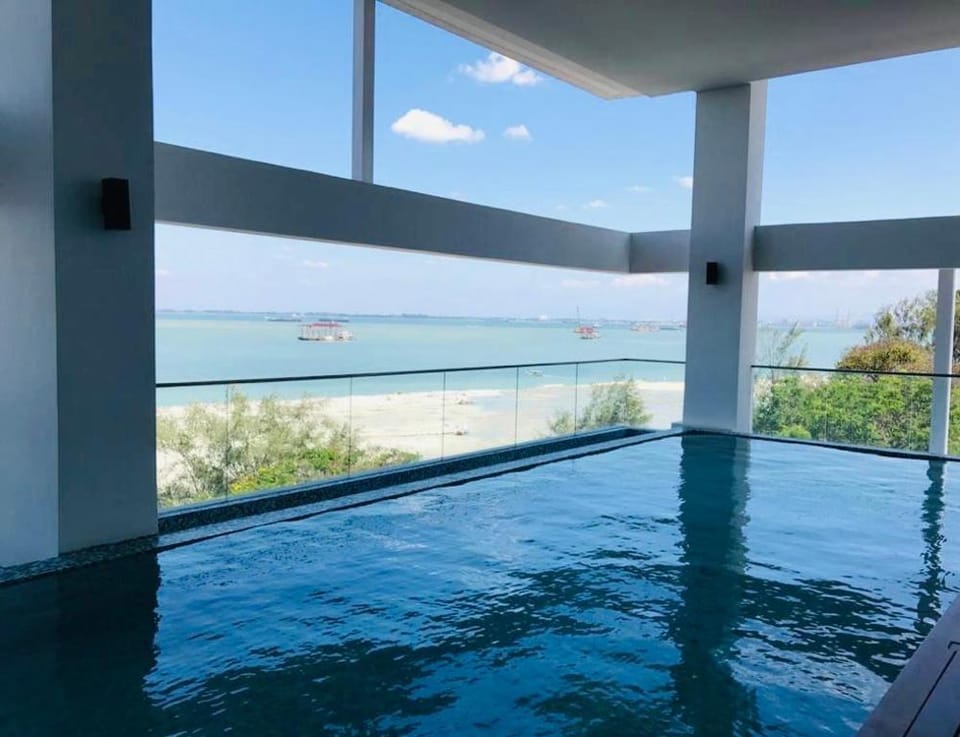 SUNRISE Gurney Seaview Stylish Duplex with Netflix Apartment in George Town