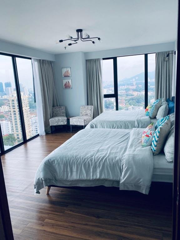 SUNRISE Gurney Seaview Stylish Duplex with Netflix Apartment in George Town