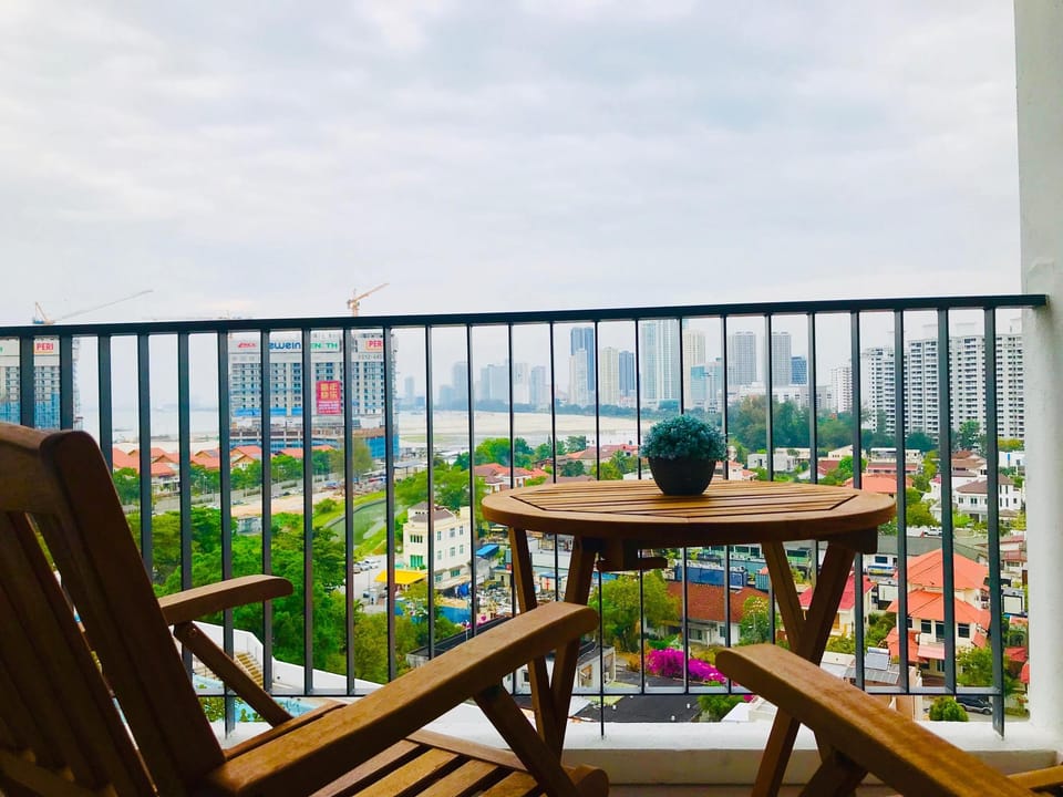 Romantic Studio w/ 5min to Gurney Apartment in Tanjung Bungah