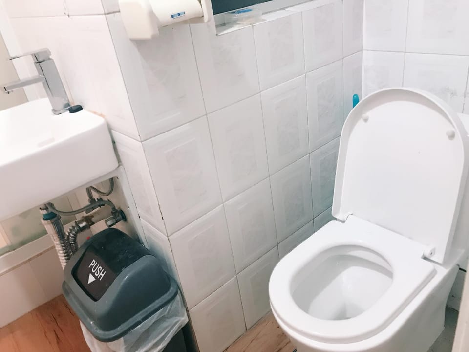 Mong Kok CBD, 3 Rooms 1-8 ppls 2mins to MTR exit Apartment in Hong Kong