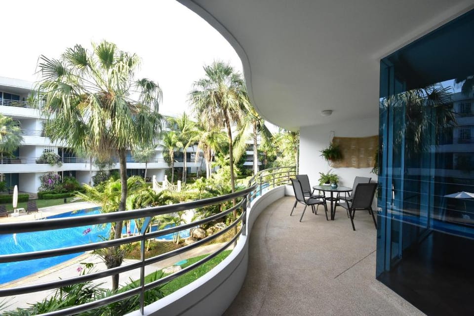 Hua Hin Beachfront Condo With Beach Access & Pools Apartment in Nong Kae