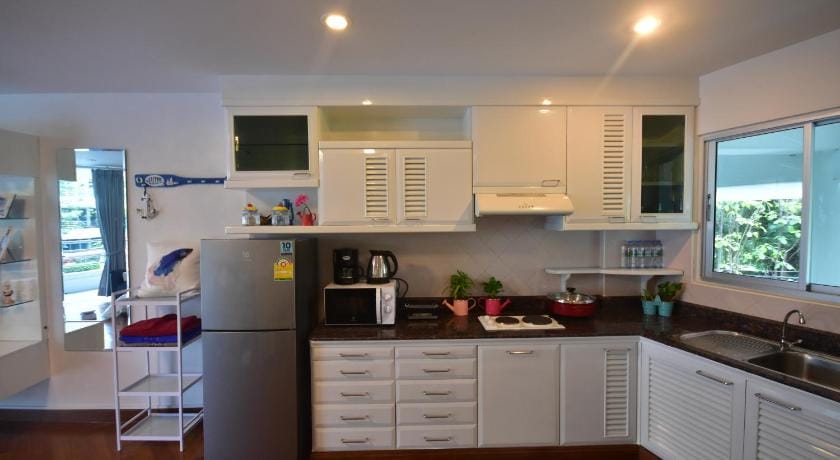 Hua Hin Beachfront Condo With Beach Access & Pools Apartment in Nong Kae