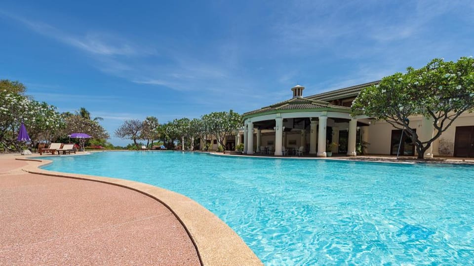 Luxury Apt Palm Hills Golf Club 55 inch TV Netflix Apartment in Thailand