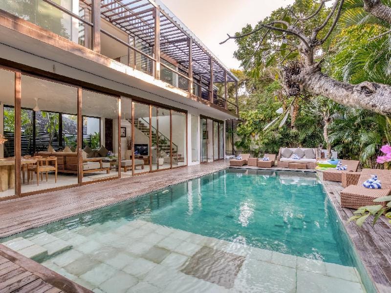 Beach Axis Villa, center of Seminyak Villa in North Kuta