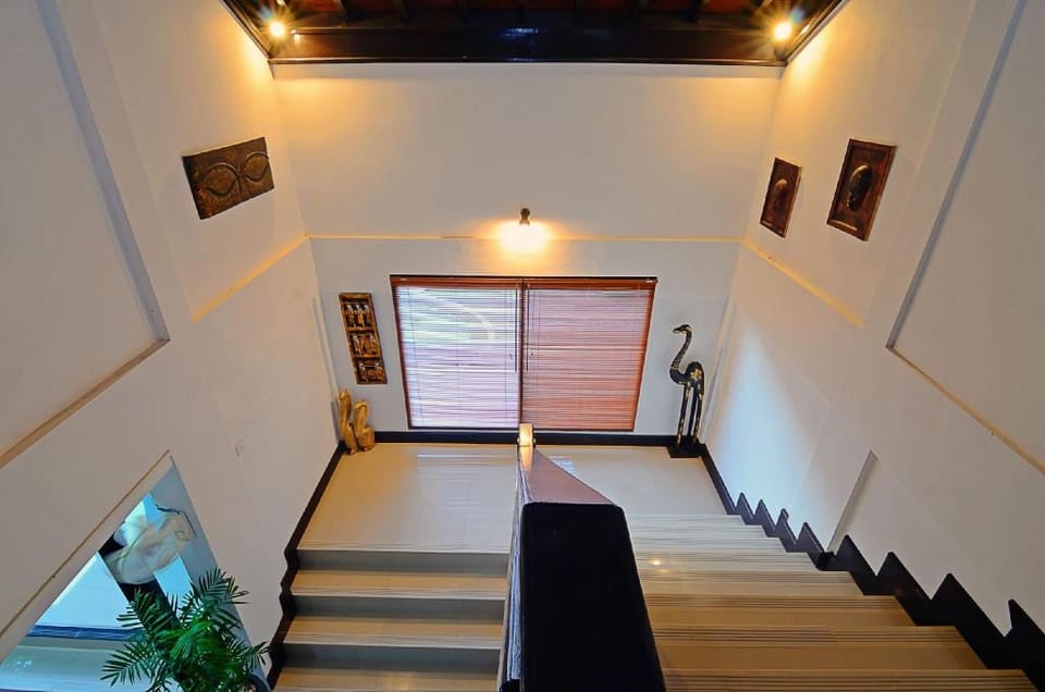 SEMINYAK BEACH VillaKibbi 3 bedroom HUGE sleeps 10 Villa in Kuta