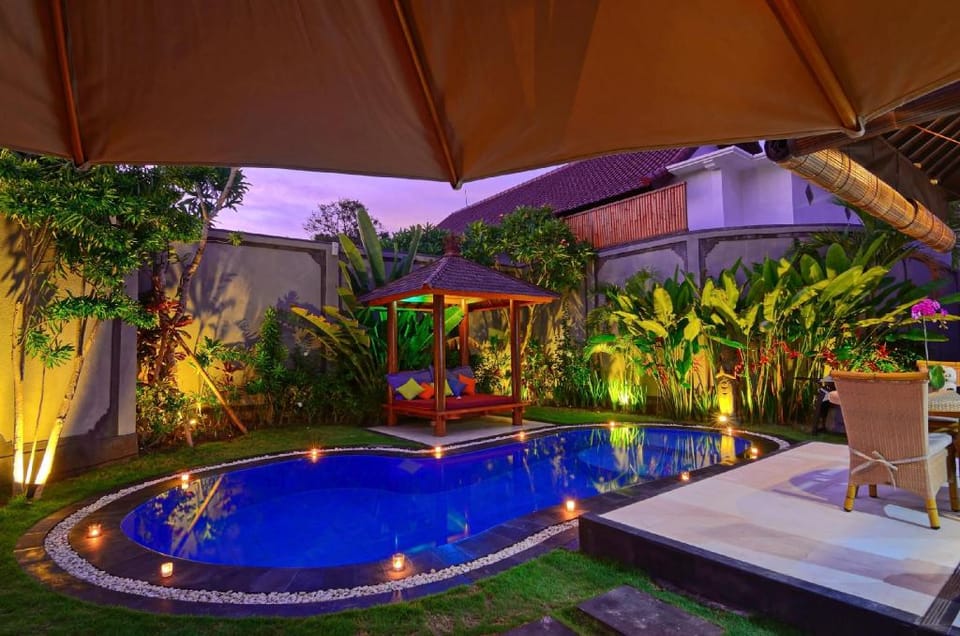 SEMINYAK BEACH VillaKibbi 3 bedroom HUGE sleeps 10 Villa in Kuta