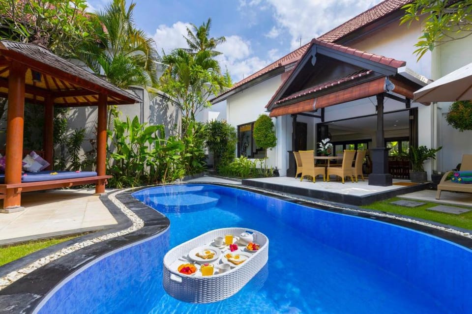 SEMINYAK BEACH VillaKibbi 3 bedroom HUGE sleeps 10 Villa in Kuta