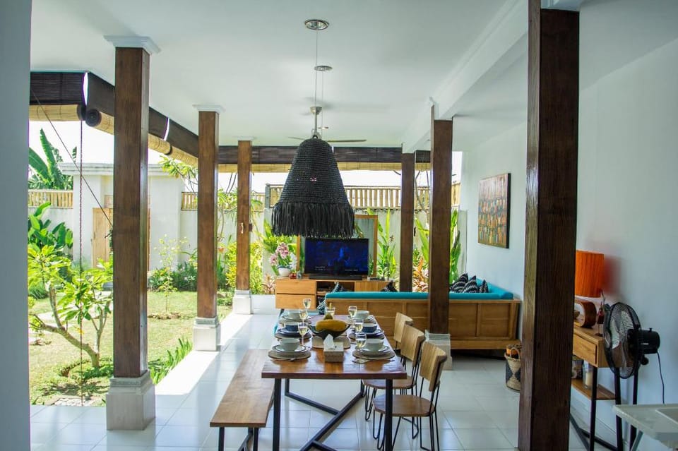 Calm Villa Orked 2 Seminyak with day bed swing. Villa in North Kuta