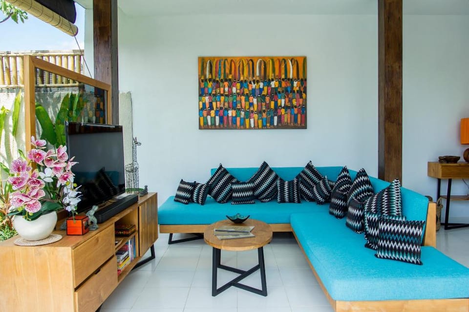 Calm Villa Orked 2 Seminyak with day bed swing. Villa in North Kuta