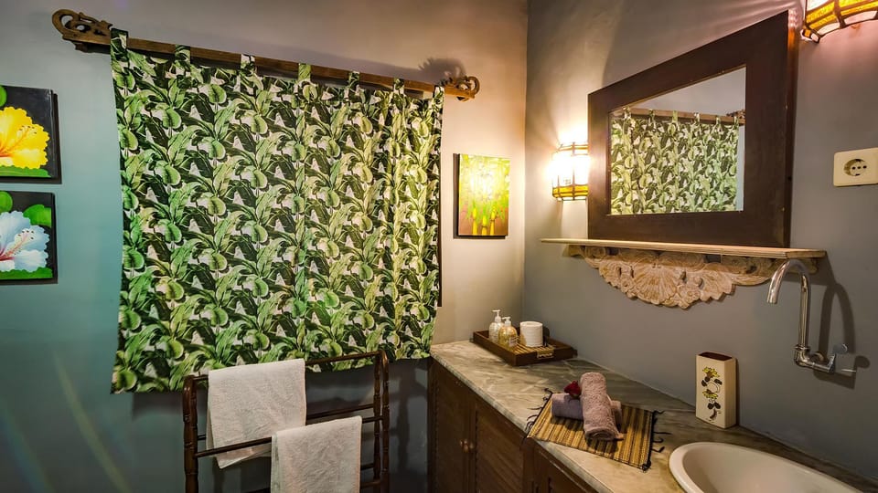 Huge villa4BR,5beds,center Seminyak 900m to beach Villa in Kuta