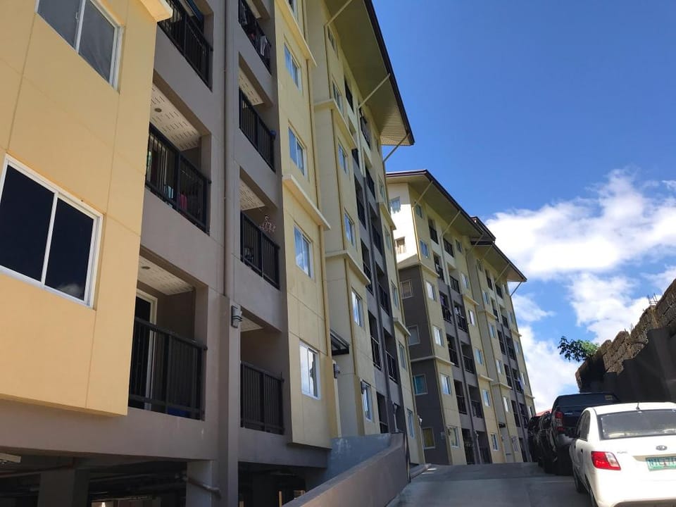 Jjcozy Condo w/ Balcony & Free Parking  Apartment in Baguio