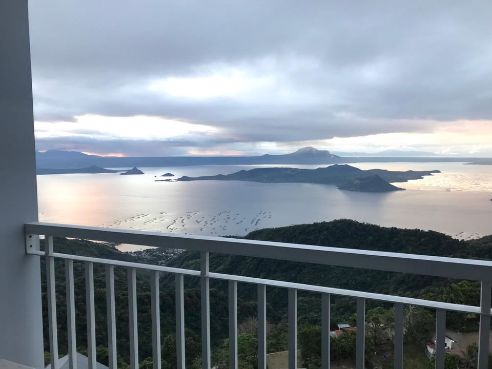 Breathtaking View of Taal Volcano / Lake Apartment in Tagaytay
