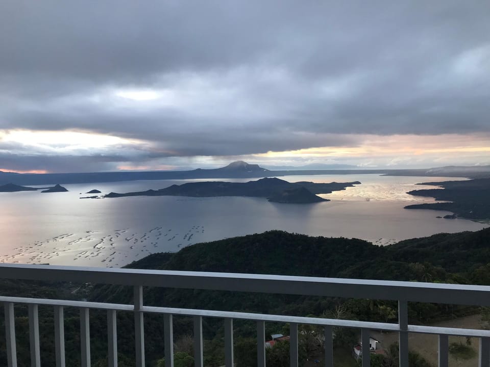 Breathtaking View of Taal Volcano / Lake Apartment in Tagaytay