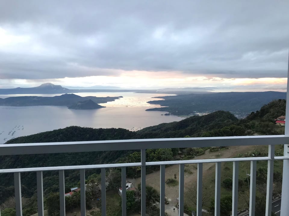 Breathtaking View of Taal Volcano / Lake Apartment in Tagaytay