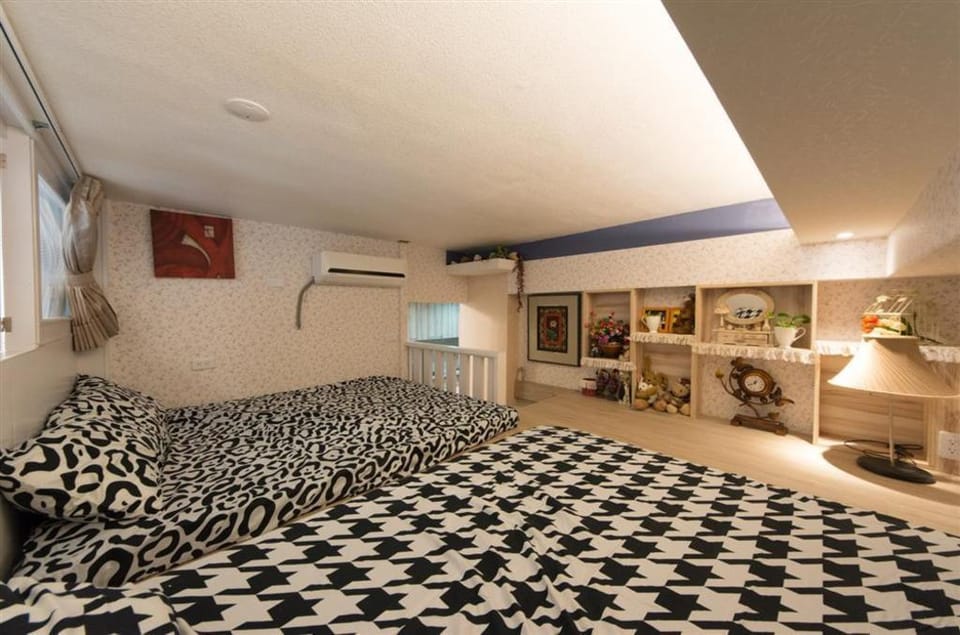 Warm 2 bedroom, 1 living room, 8 person room Apartment in Kaohsiung