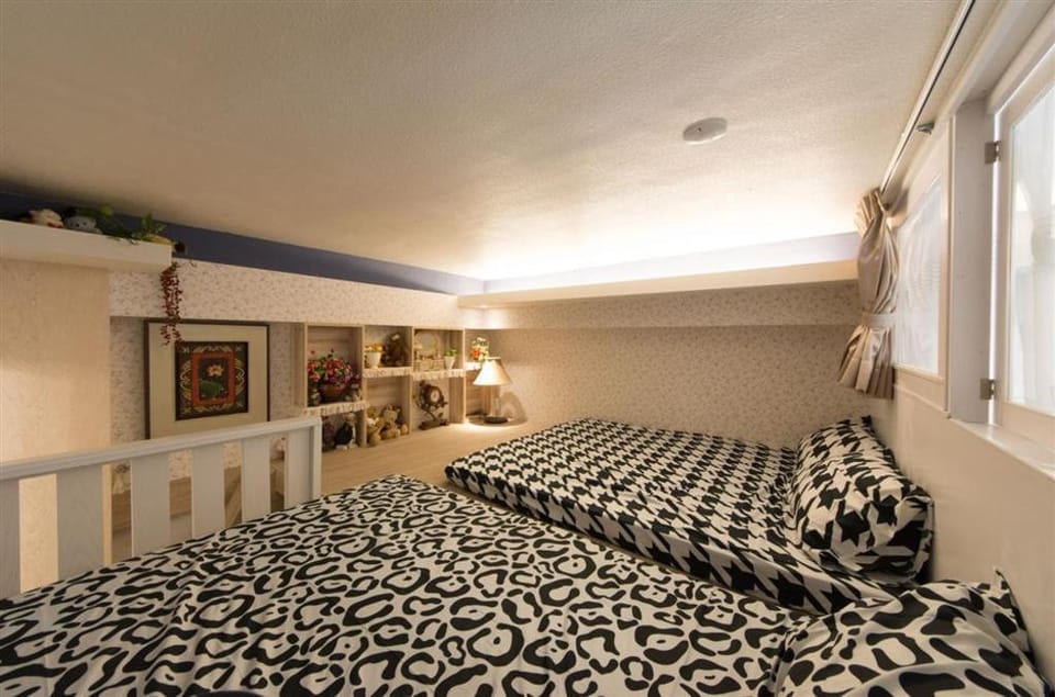 Warm 2 bedroom, 1 living room, 8 person room Apartment in Kaohsiung