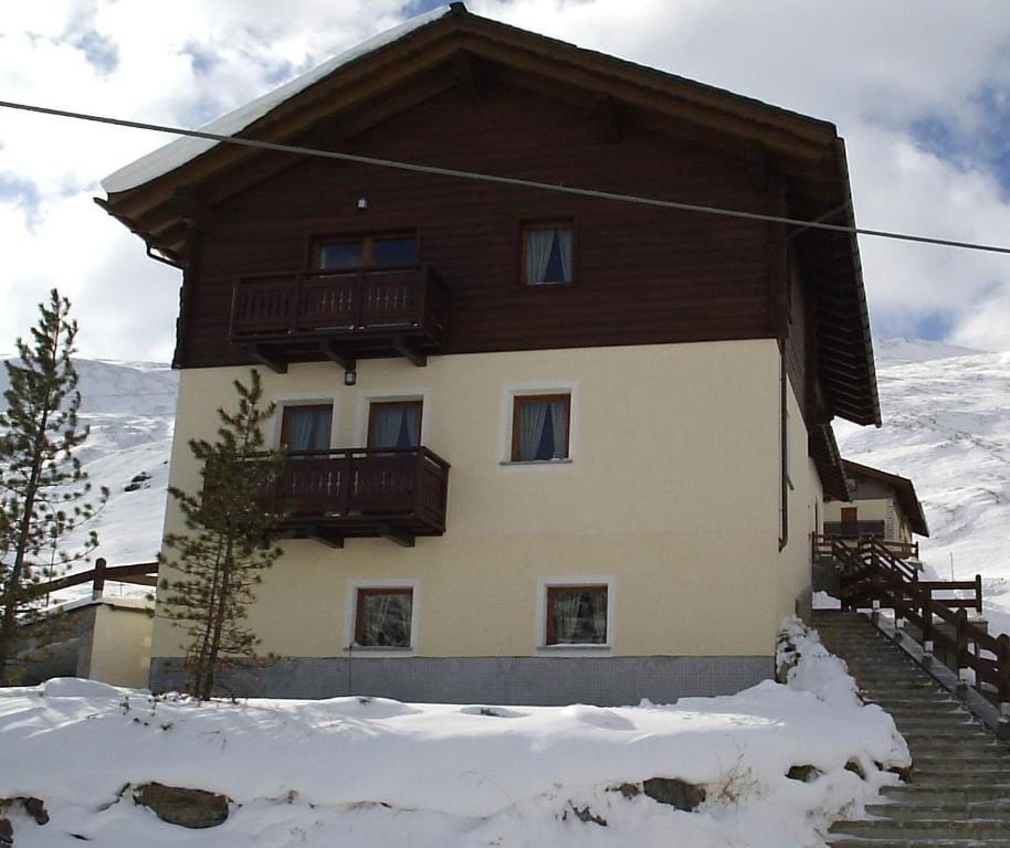 Upper-floor Bilo • Double BR • 6 Pers • Terrace Apartment in Canton of Grisons