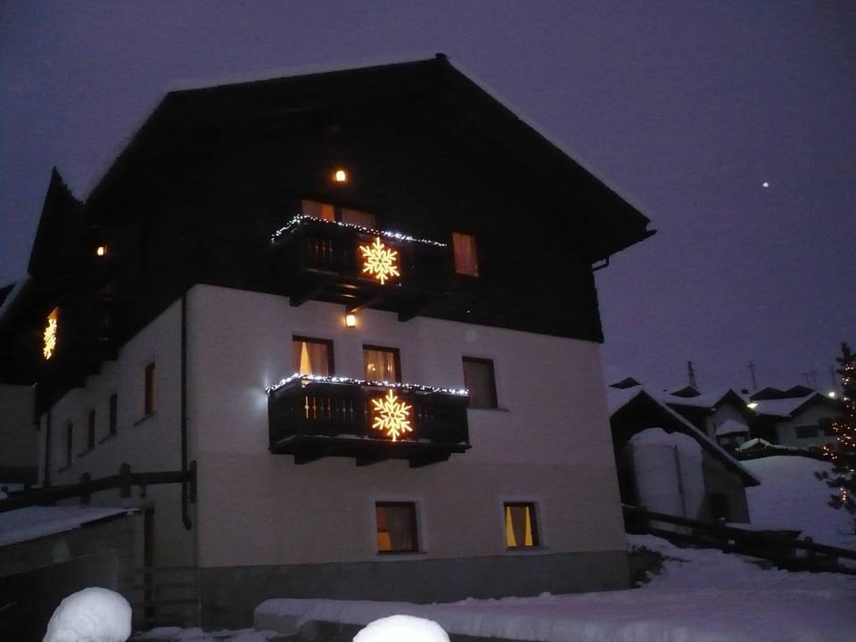 Upper-Floor Bilo • Twin BR • 6 Pers • Balcony View Apartment in Canton of Grisons