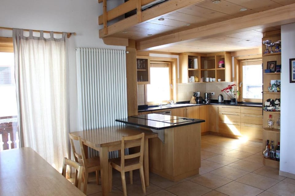 Top-Floor Duplex • 12 Pers • Balcony • Near Slopes Apartment in Canton of Grisons