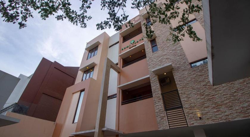 RedDoorz Plus @ CBD Bintaro Bed and Breakfast in Jakarta
