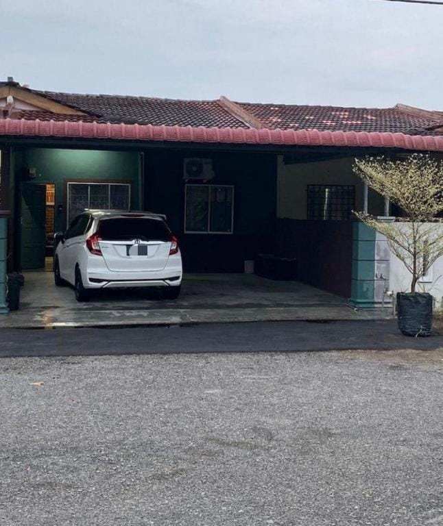 BUDGET HOMESTAY 7  (3 BEDROOMS )+Unifi Vacation rental in Perak Tengah District
