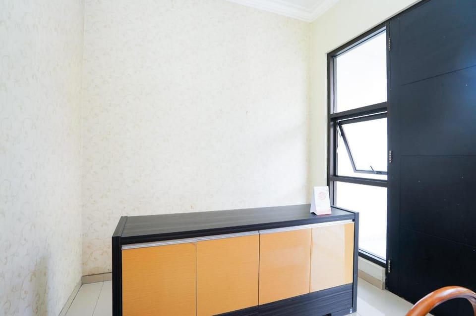 OYO 1986 Airdas Hotel in Surabaya
