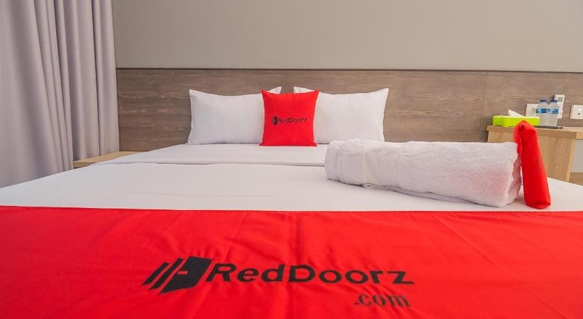 RedDoorz near Taman Rejomulyo Bed and Breakfast in Indonesia