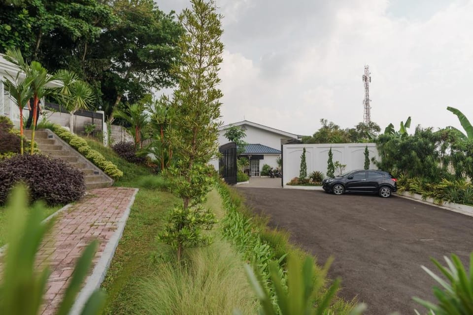 RedDoorz Plus near Exit Toll Puncak 2 Bed and Breakfast in West Java