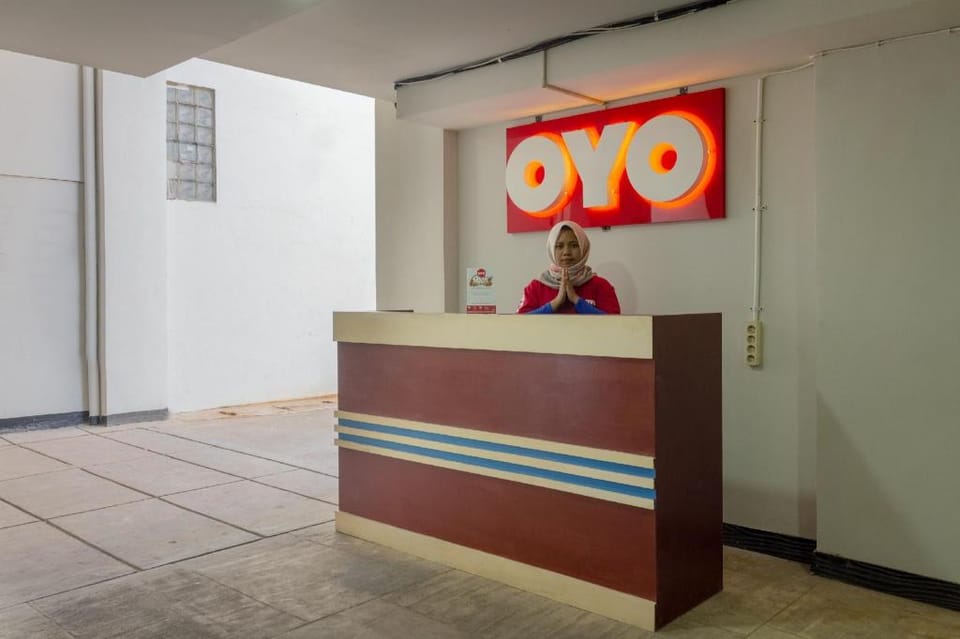 OYO 737 Kamar Keluarga Mahkota 8 Near Rs Bhayangkara Hotel in South Jakarta City
