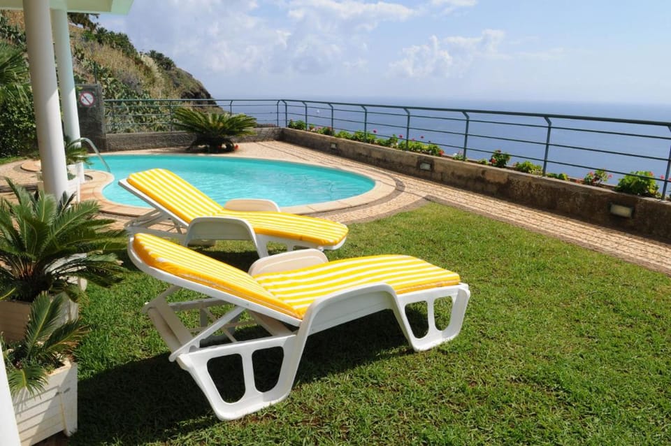 An uninterrupted 180 overlooking the Atlantic Ocean Vacation rental in Caniço