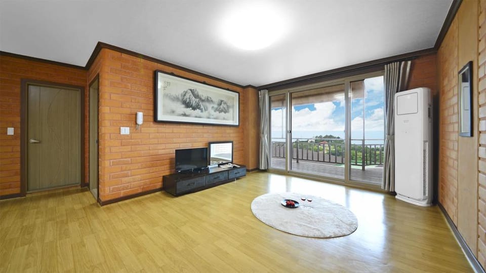 Yeosu Hwangto Pension Bed and Breakfast in South Korea