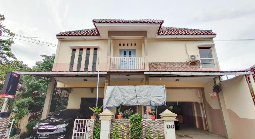 Ayuning Guest House Syariah Semarang Mitra RedDoorz Hotel in Indonesia