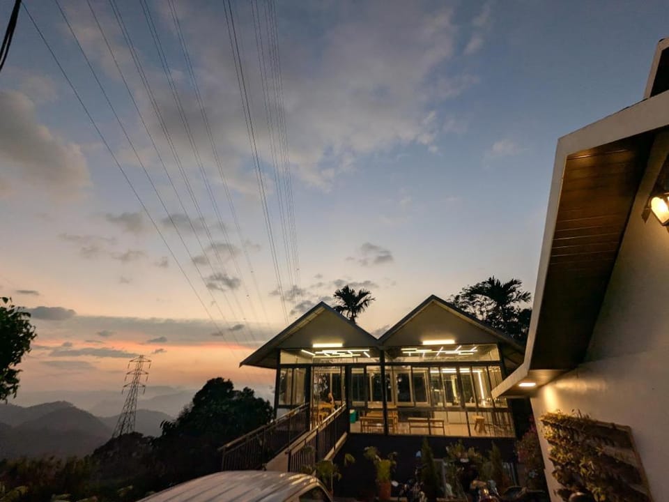 Misty Bush Munnar Hotel in Kerala