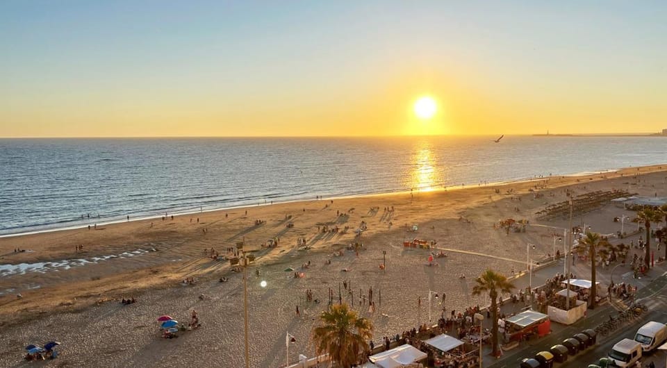 Sunset Victoria Beach Apartment in Cadiz