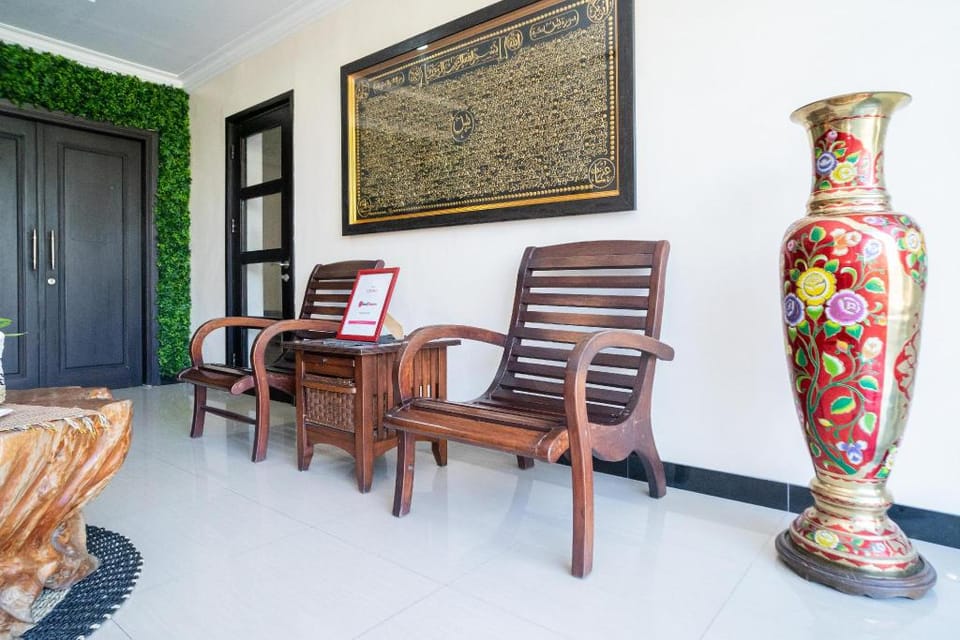 RedDoorz Syariah near Marvell City Mall 2 Bed and Breakfast in Surabaya