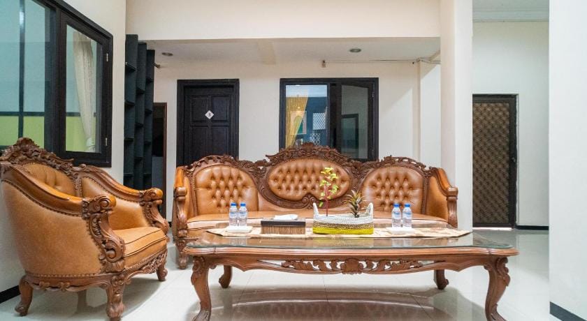 RedDoorz Syariah near Marvell City Mall 2 Bed and Breakfast in Surabaya