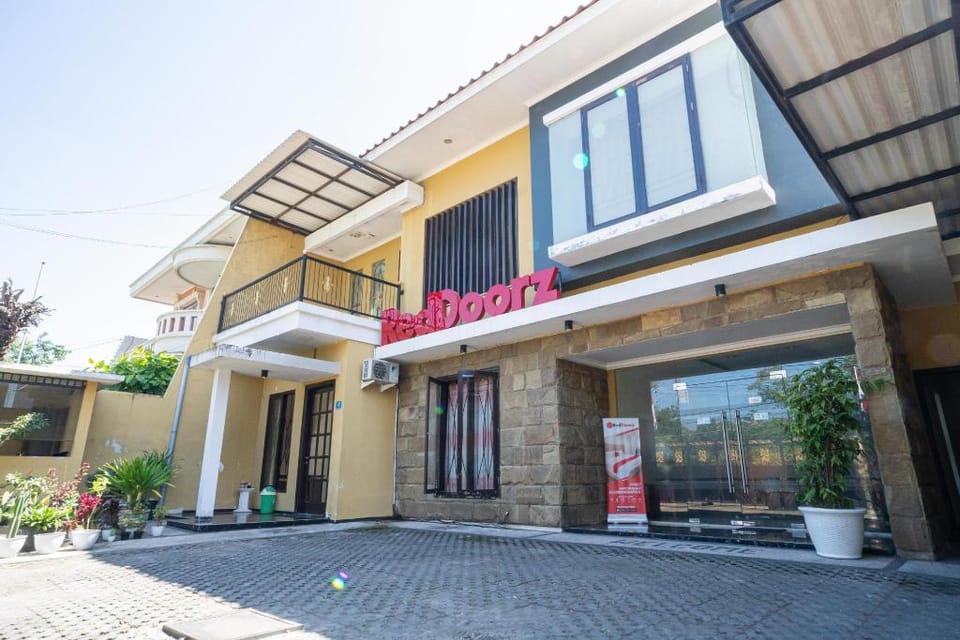 RedDoorz Syariah near Marvell City Mall 2 Bed and Breakfast in Surabaya